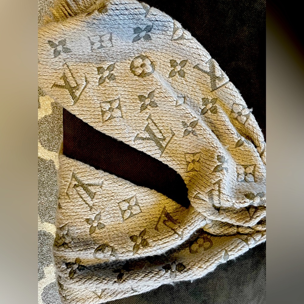 Louis Vuitton grey scarf